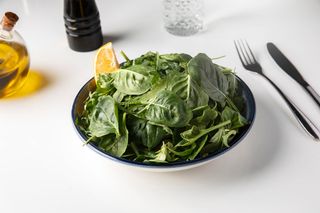 Salată din frunze tinere