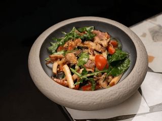 ТЕПЛИЙ САЛАТ З КУРКОЮ ТА БЕКОНОМ (400g)