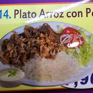 Plato de arroz con kebab cordero 