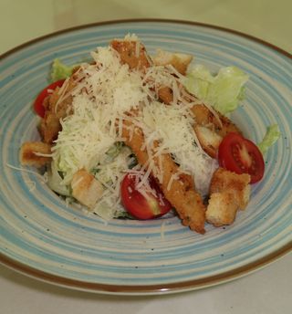 Салата Цезар с пиле