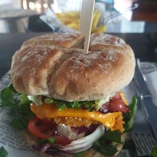 HAMBURGUESA DE POLLO CRUJIENTE. CRISPY CHICKEN BURGER