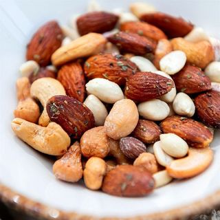 Жареные орешки соленые или острые