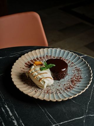 TARTA SACHER ORIGINAL CON CREMA DE LECHE MONTADA