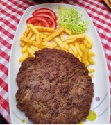 Pljeskavica sa pomfritom