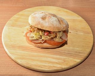 Vegetariano, pomodoro, cipolla, funghi, crauti e melanzane sott'olio