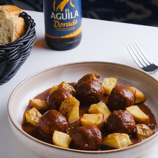 Albóndigas De Ternera Caseras Al Vino Tinto  Con Patatas