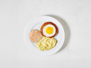 Сніданок з шніцелем, картопляним пюре та квашеною капустою (баварський)