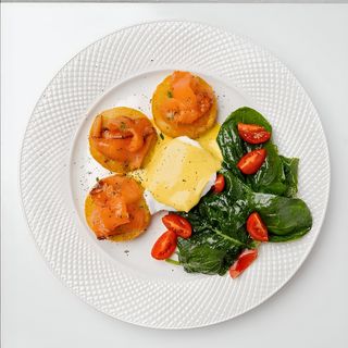 Картофельный  хашбраун со шпинатом малосольной семгой и яйцом пашот