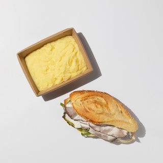 Սենդվիչ ռոստ բիֆ և կարտոֆիլ խյուս