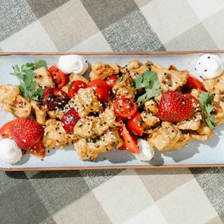 Салат с клубникой и баклажаном