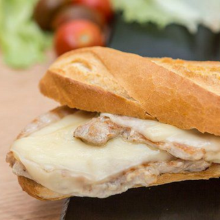 Bocadillo de solomillo en salsa 