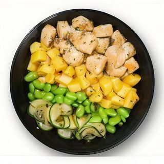 Poke de tofu, mango, edamame y pepino vegano