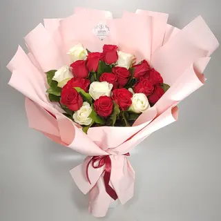 Buchet cu trandafiri albi si rosii