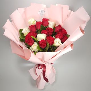 Buchet cu trandafiri albi si rosii