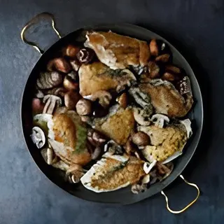 131. Пилешко месо с гъби печурки (700гр)