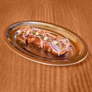 Torreznos con Cebolla Roja