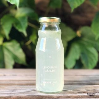 Limonada casera con hierbabuena