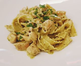 Reginette sa piletinom i pesto genovese