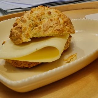 Scone com queijo