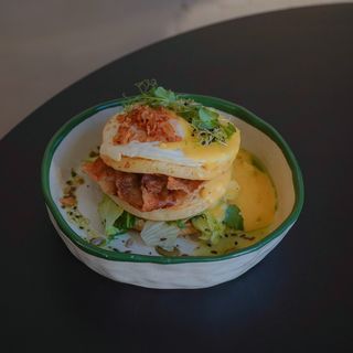 Панкейки з соусом голландез та кріспі беконом 