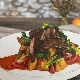 Салат с хрустящими баклажаном,кониной и соусом мухаммара