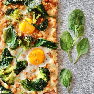 Pizza Artesanal da Terra c/molho beterraba, espinafres, ovo escalfado (a partir das 12h00)