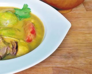 Ternera con salsa curry verde en la cazuela