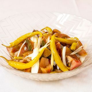Tomate de la huerta de Madrid aliñado, con piparras encurtidas