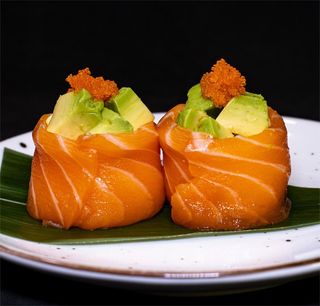96. Gunkan De Salmón Envuelto Con Aguacate Y Masago (2 Uds.)