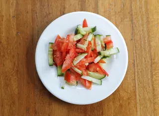 Салата Домати и краставици (250г)