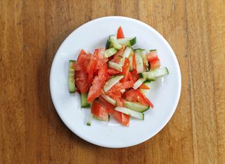 Салата Домати и краставици (250г)