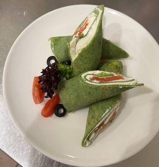 Млинці з лососем та сиром Філадельфія (200г)