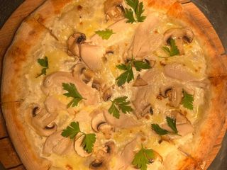 Пицца с курицей и грибами