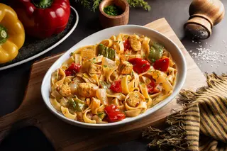 Tagliatelle con pollo y verduras braseadas