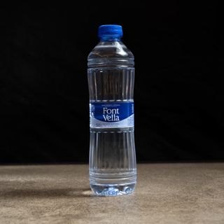 AGUA BOTELLA DE PLASTICO