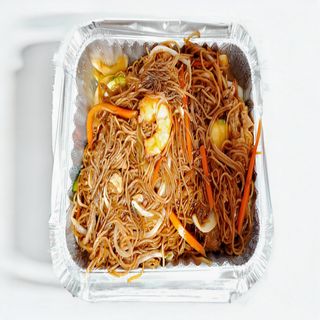 Tallarines fritos con tres delicias