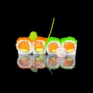 M142 Uramaki tobiko roll