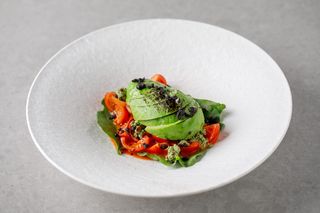 Salată de roșii cu avocado, olive și urdă din semințe de  dovleac