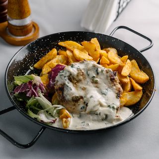 Cotlet de porc la grătar cu cartofi wedges și sos de ciuperci