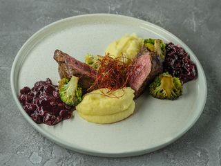 Яловичий стейк з селеровим кремом та вишневим соусом