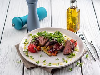 Філе телятини з карамелізованими овочами та печеною картоплею (350g)