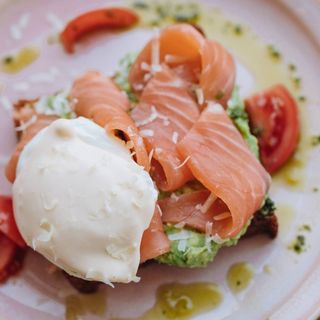 Тост гуакамоле лосось