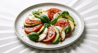Ensalada Caprese Con Aguacate