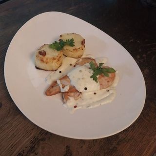 Piept pui, sos Gorgonzola, cartofi gratinati 430 g