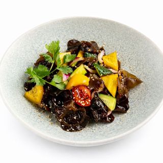 Салат с черными грибами