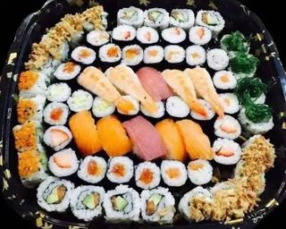 38. Uramaki de Abacate e Salmão