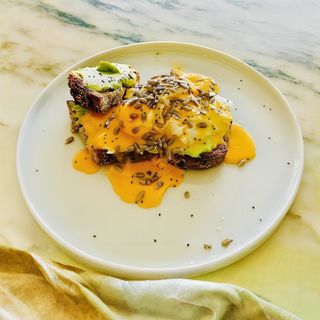 Ovos Benedict de Guacamole