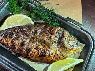 Дорадо на вугіллі з овочами