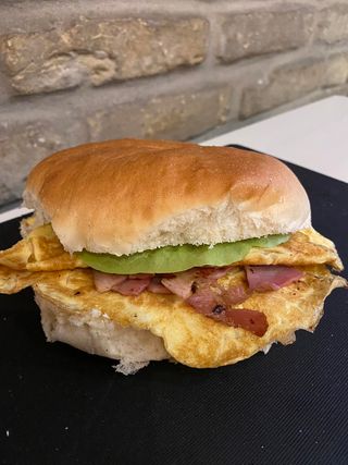 Kajgana sa kajmakom, šunkom i sirom u lepinji