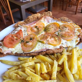 Milanesa Napolitana criolla con papas fritas